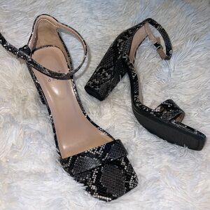 A New Day size 8.5 snake skin print chunky heel like new!